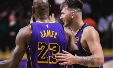 开云下载-热火双核联手砍下50分，力压湖人获得系列赛首胜