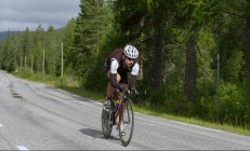 开云体育官方网站-F1新赛季揭幕战之夜，福克斯扛起全队，孤光破晓的逆袭传奇