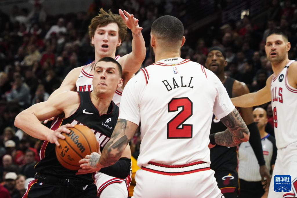 公牛队失败后球员负气向队友开火