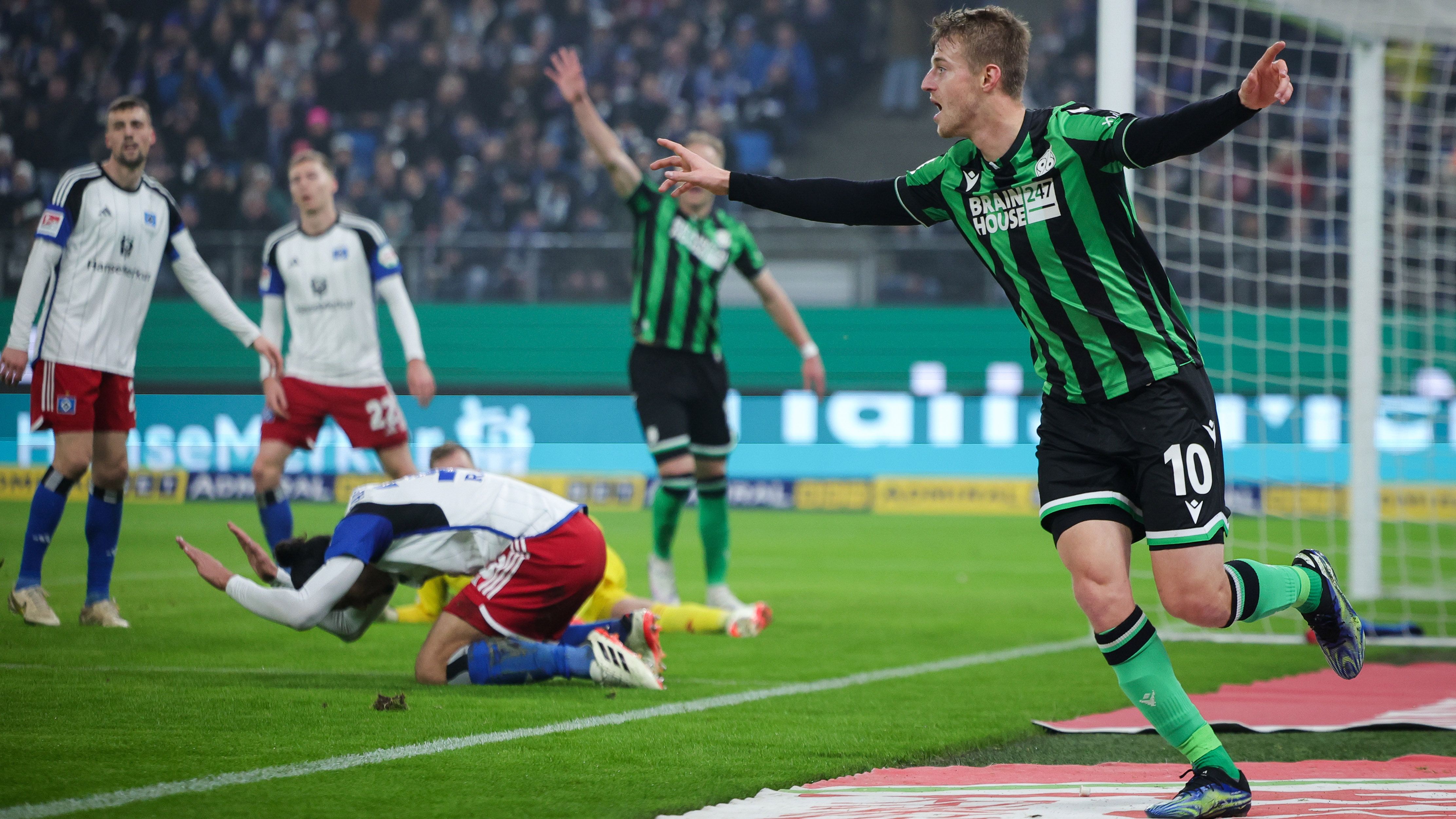 包含汉堡主帅调整阵容，希望扭转连败局面的词条