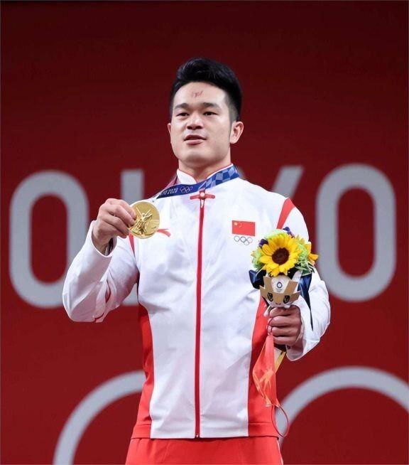 举重选手超越自我，登顶冠军领奖台的简单介绍