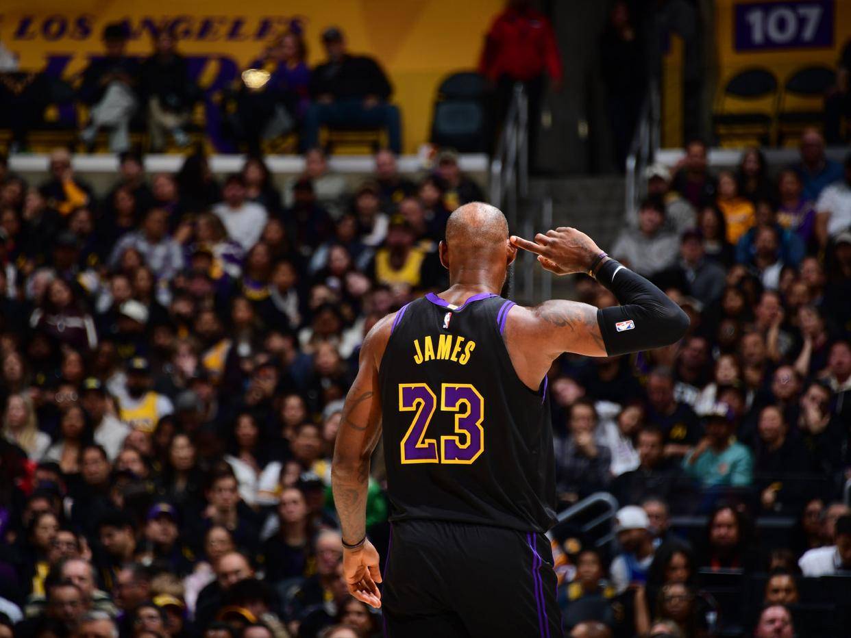 中国男篮鏖战西班牙男篮，詹姆斯惊艳世界的简单介绍