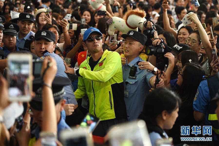 危机重重!球队高歌凯旋闯关成功 危机重重!球队高歌凯旋闯关成功