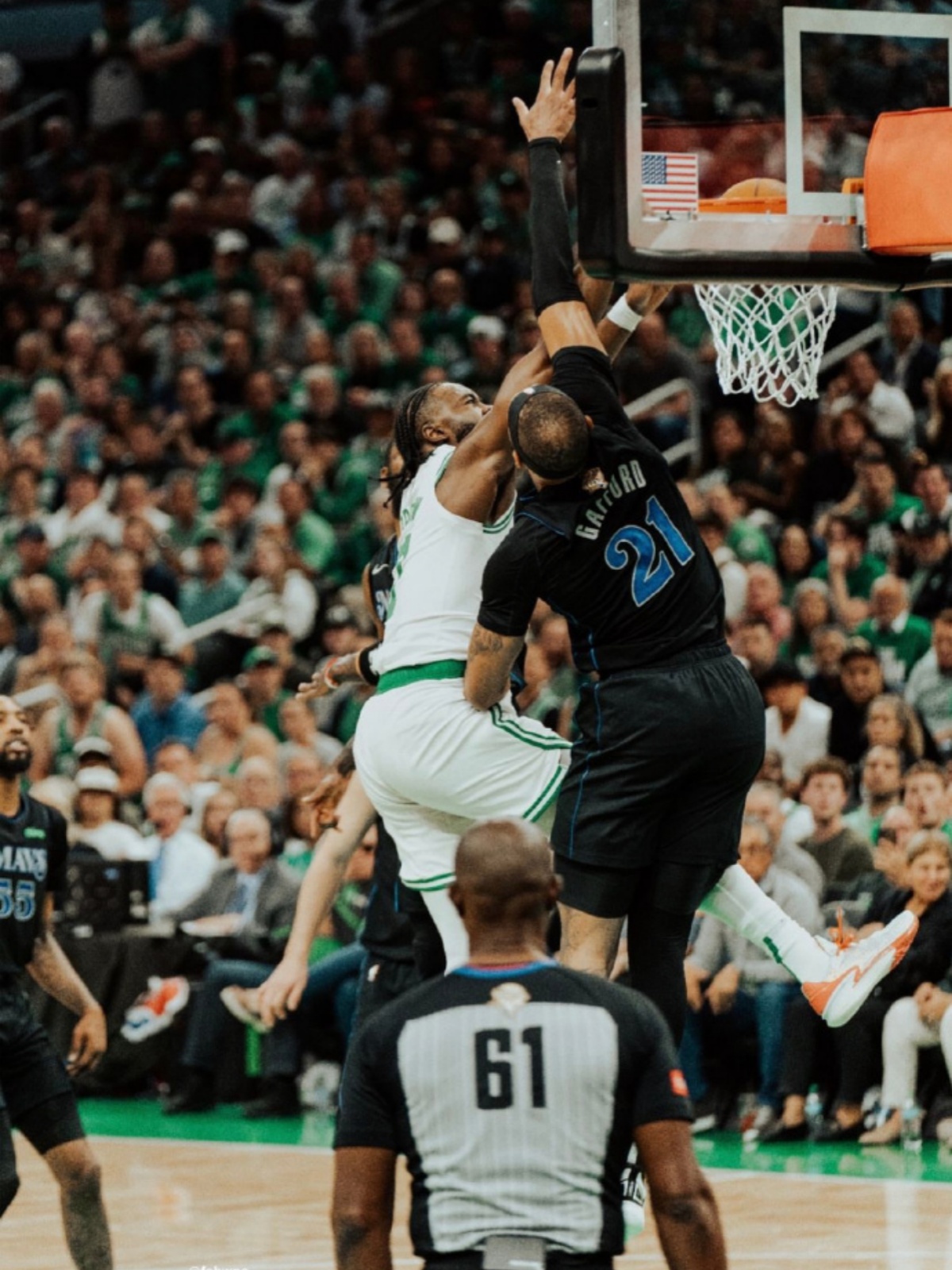 凯尔特人横扫上海队，布克点燃赛场的简单介绍