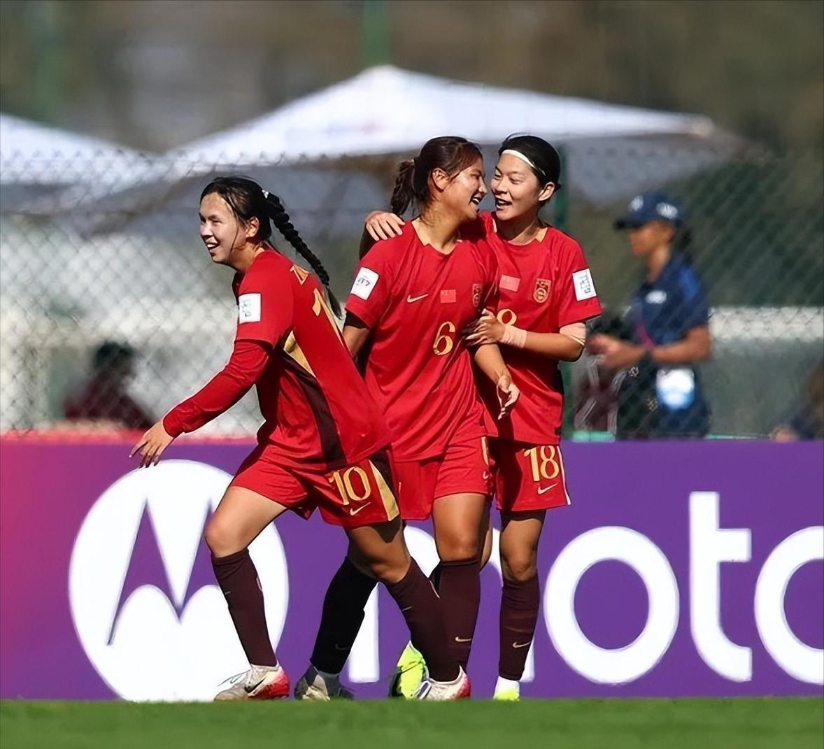 包含女足队员强势表现，击败对手的词条